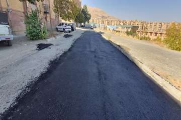 عملیات آسفالت محوطه آپارتمان های پاوان در راستای بهسازی معابر.